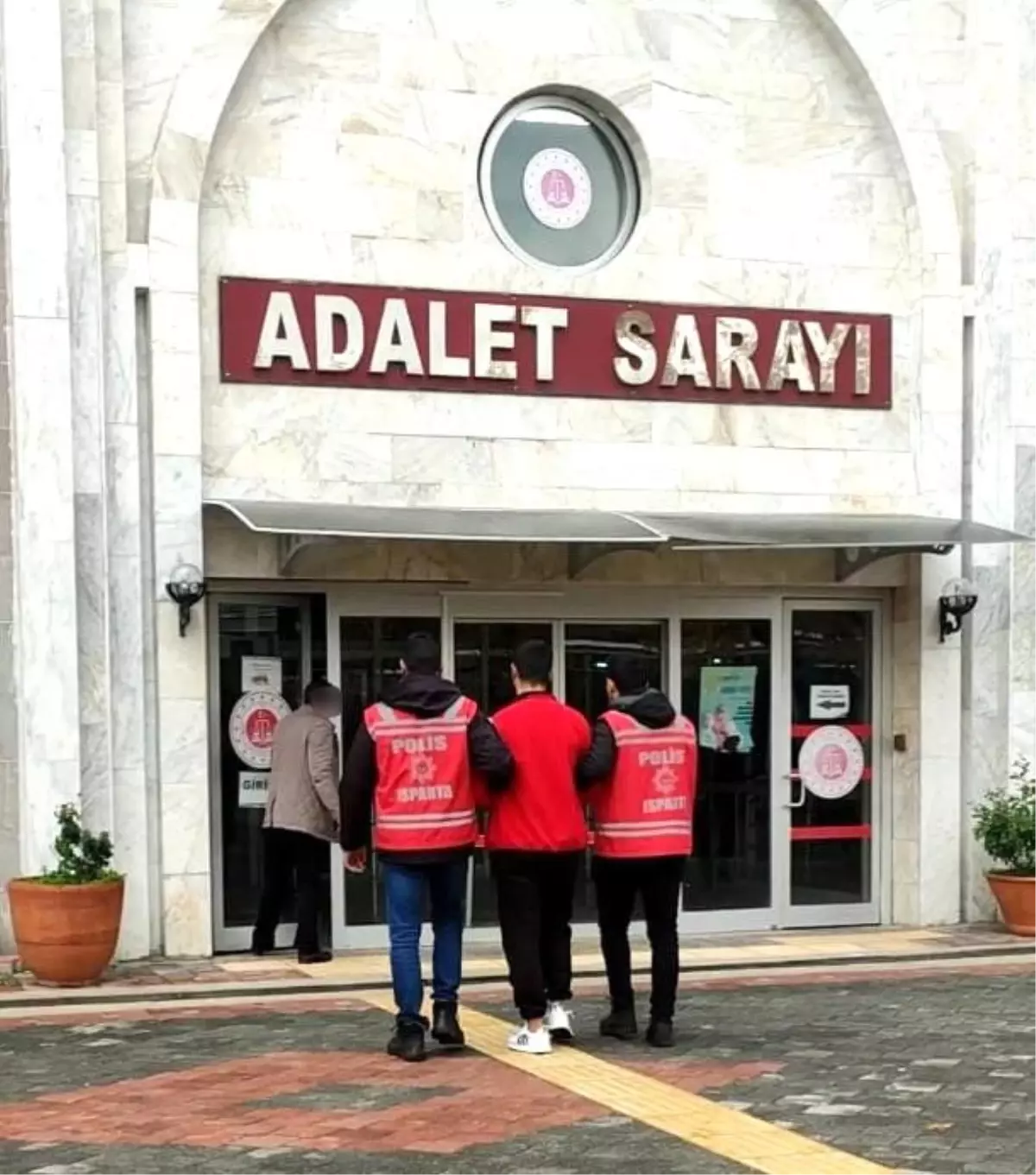 Isparta\'da 35 yıl hapis cezasıyla aranan şahıs yakalandı