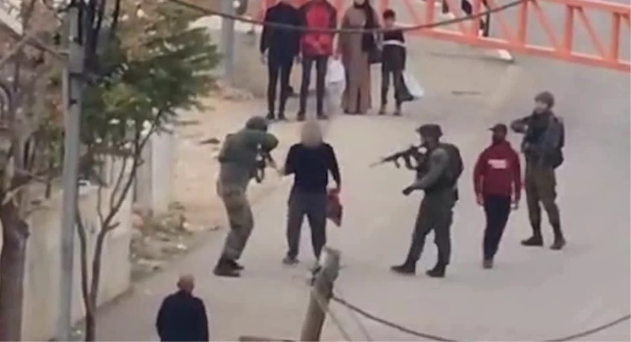 İsrail askeri Batı Şeria\'da kimliği olmadığı gerekçesi ile Filsinli zihinsel engelli adamı bacağında vurarak yaraladı