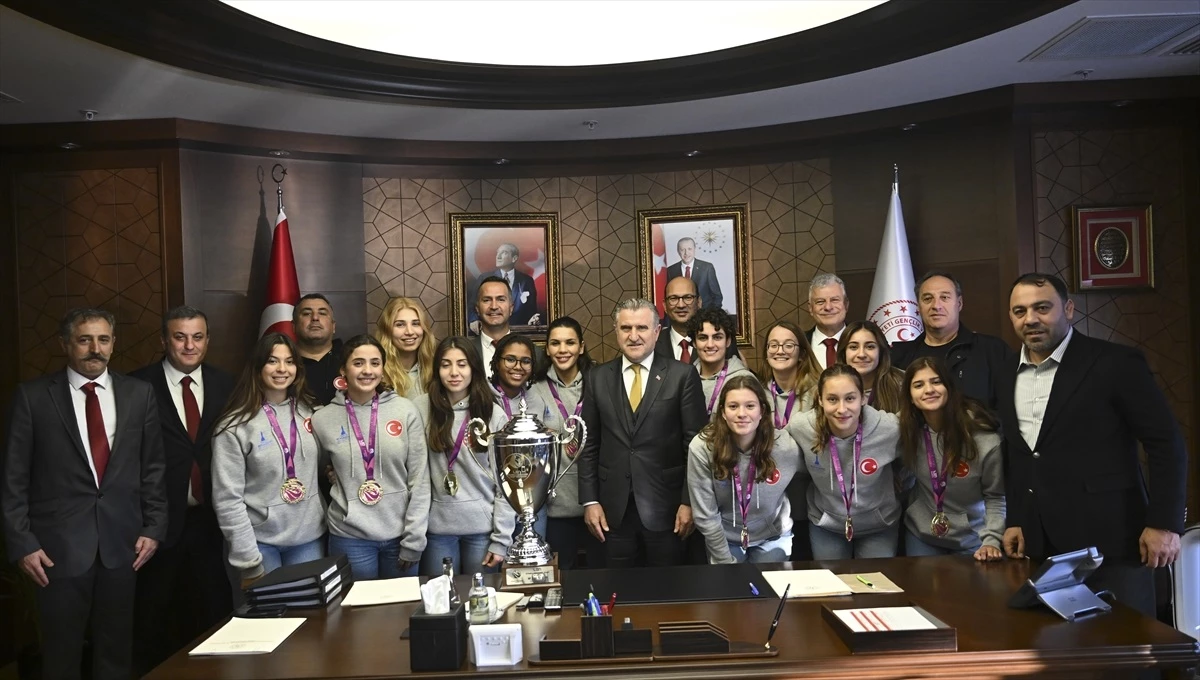 İzmir Büyükşehir Belediyespor Kadın Sutopu Takımı Bakan Bak tarafından kabul edildi