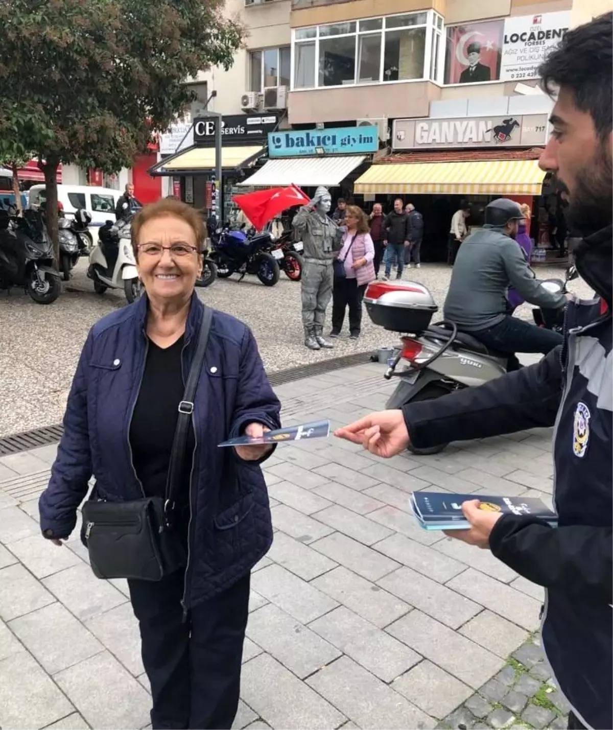 İzmir\'de polis ekipleri vatandaşları bilgilendirdi