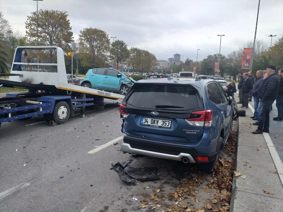 Kartal\'da park halindeki araca çarpan otomobil devrildi, sürücü yaralandı
