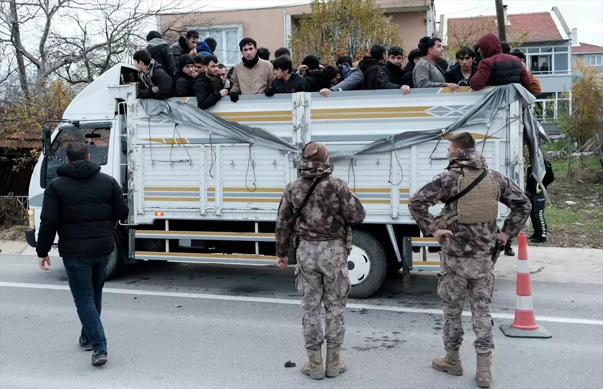 Kırklareli\'nde kamyonet kasasında 62 düzensiz göçmen yakalandı