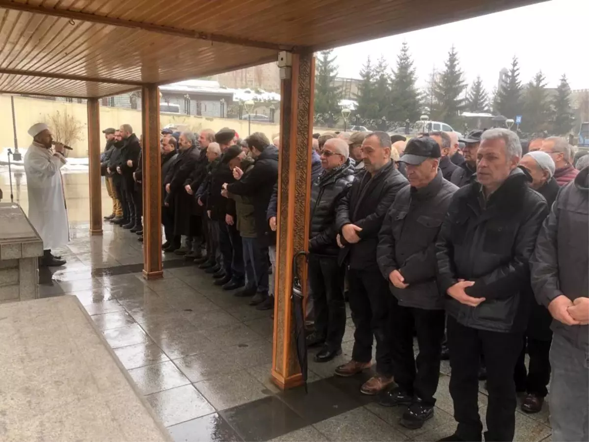 Prof. Dr. Celalettin Koşan ve Diş Hekimi Dr. Yaşar Koşan\'ın annesi Esma Koşan son yolculuğuna uğurlandı