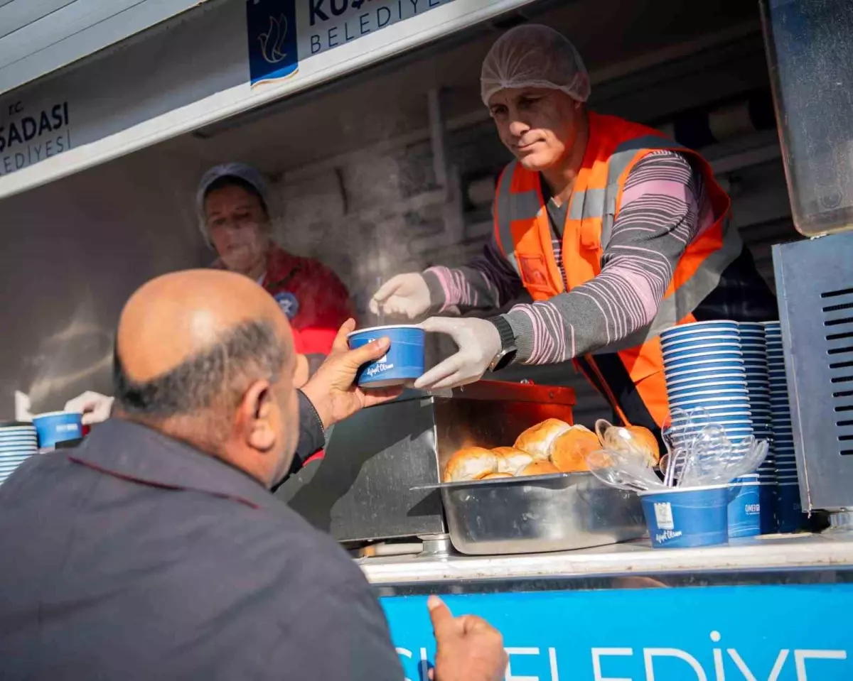 Kuşadası Belediyesi Hemşehrilerine Sıcak Çorba İkram Ediyor