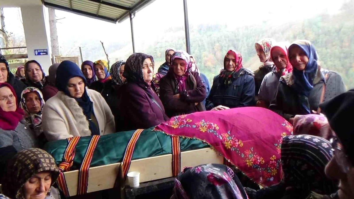 Trabzon\'da asker uğurlama töreninde kurşunla vurulan kadın son yolculuğuna uğurlandı