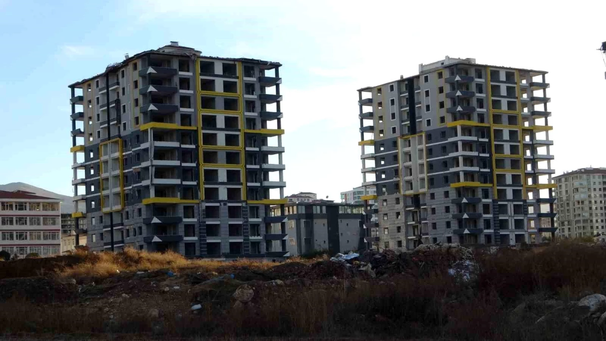 Malatya\'da ağır hasarlı binaların yıkımına ara verildi