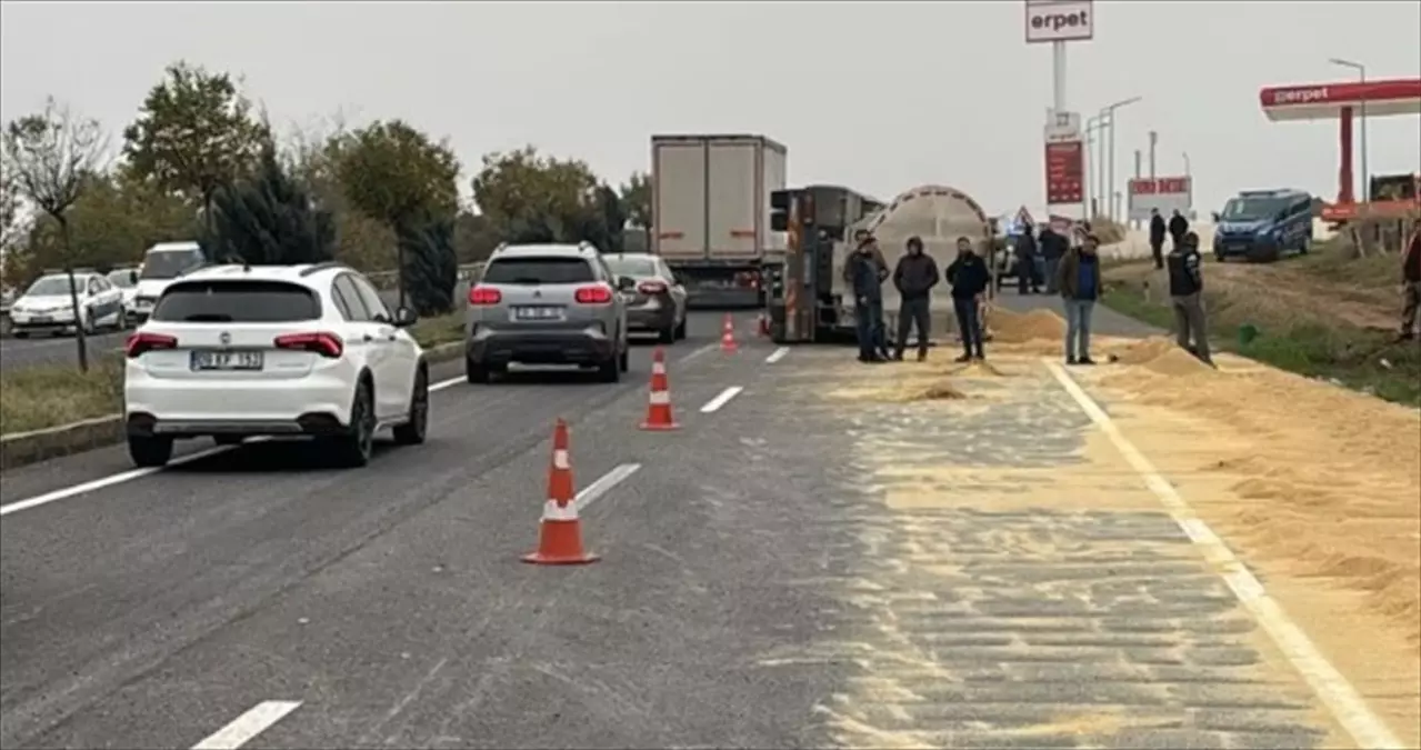 Salihli\'de yem taşıyan kamyon devrildi, sürücü yaralandı