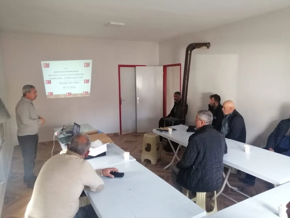 Sivas\'ın Akıncılar ilçesinde çiftçilere tarım eğitimleri veriliyor
