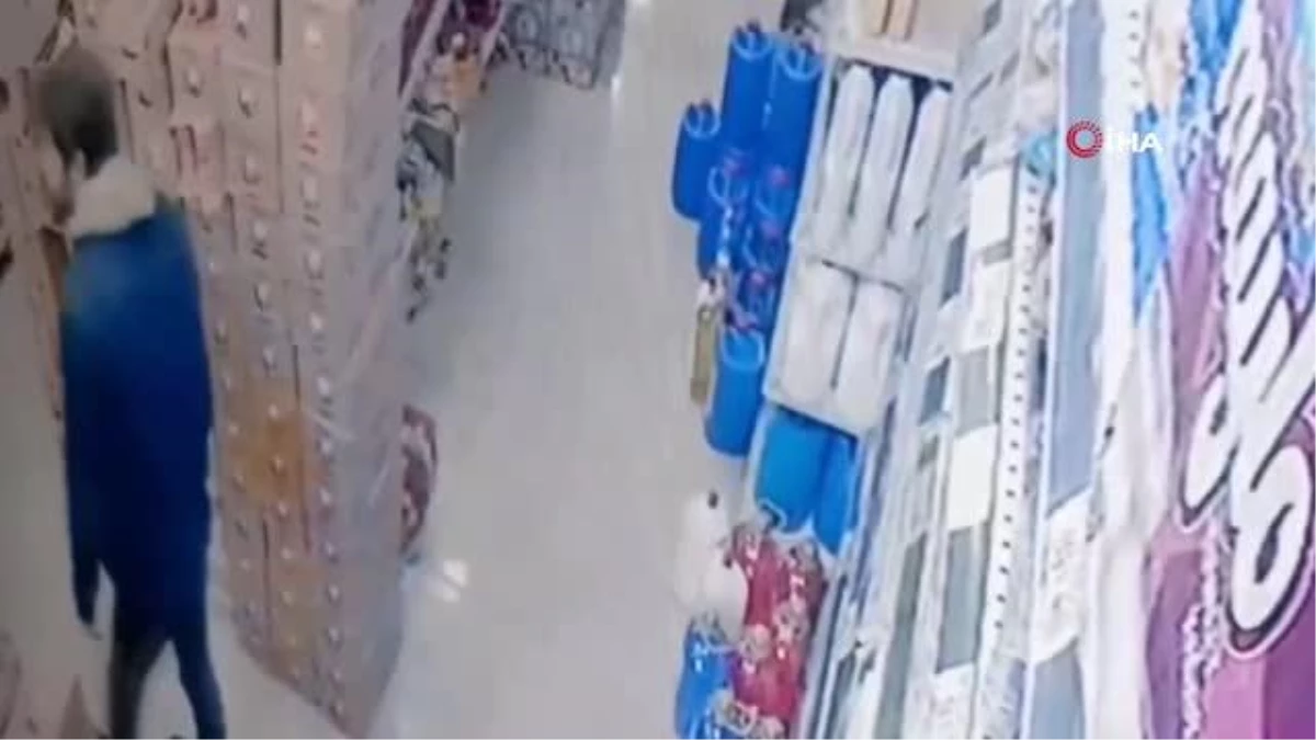 Sultangazi\'de markete giren hırsız, çaldığı ürünleri göğsüne sakladı: O anlar kamerada