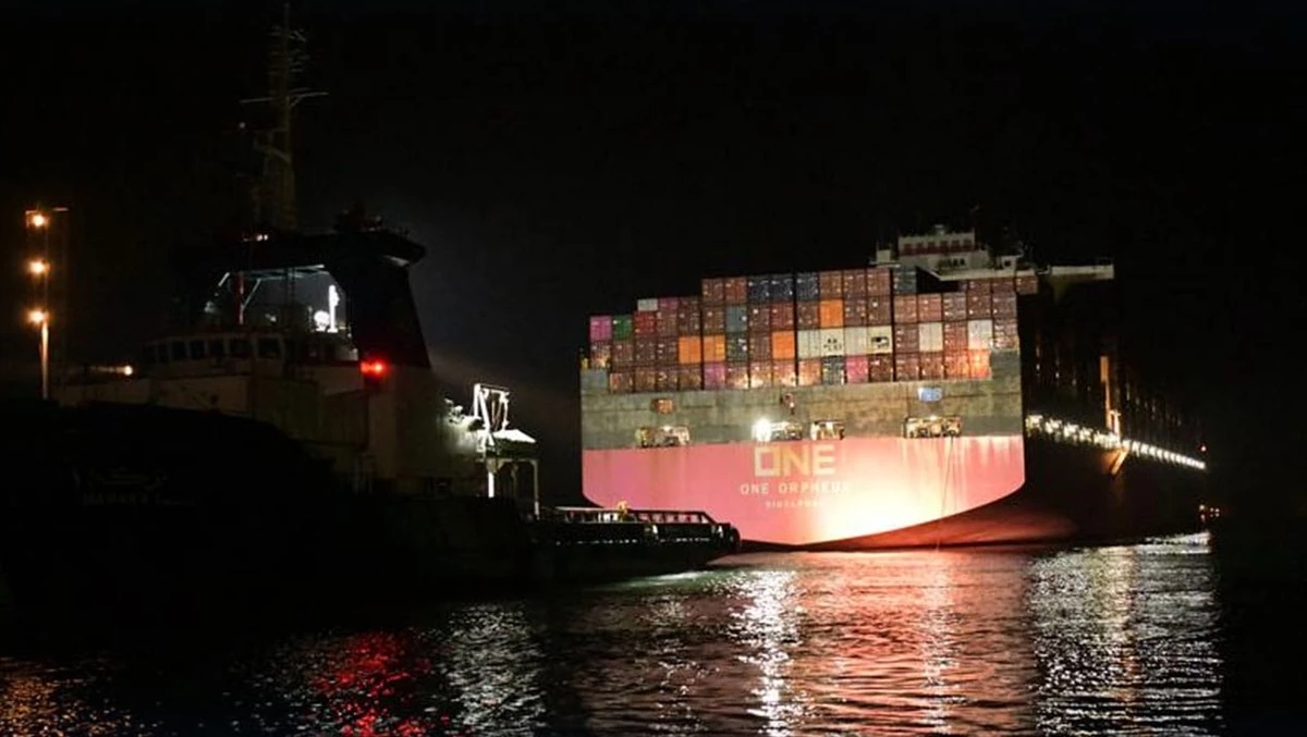 Süveyş Kanalı\'nda konteyner gemisi köprüye çarptı