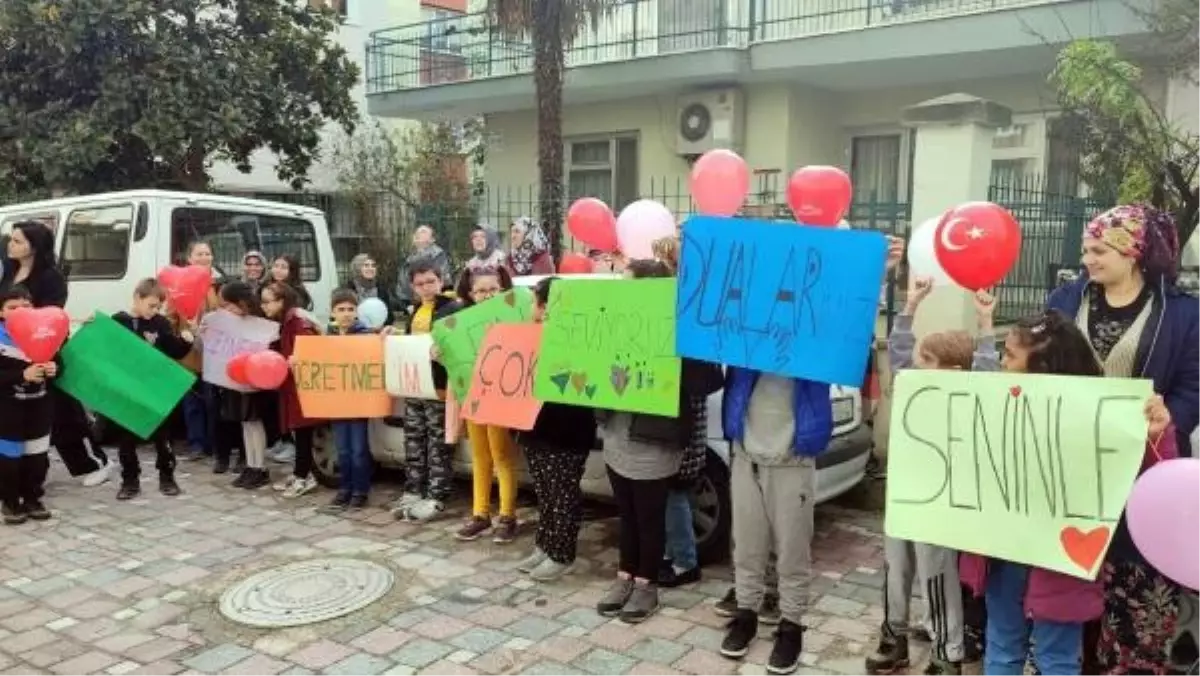 Öğrencilerin Sürpriz Ziyareti İle Duygulanan Öğretmen