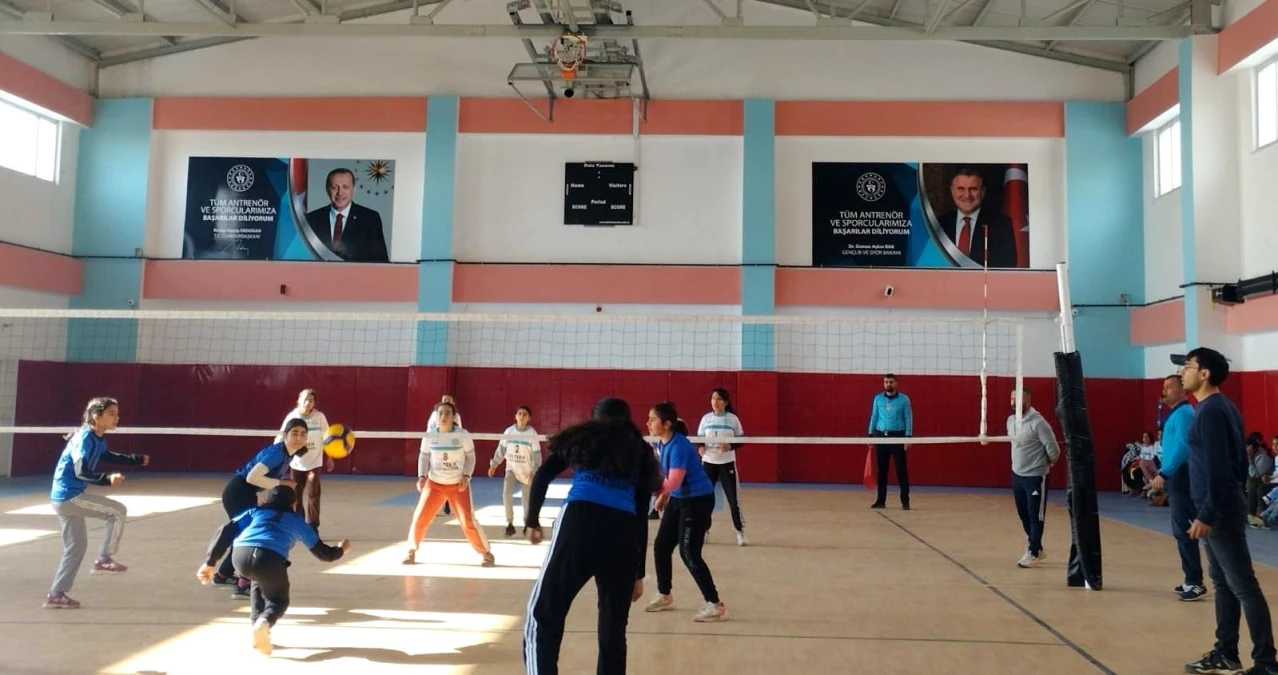 Tut ilçesinde Okul Sporları Yıldız Kız Voleybol Turnuvası düzenlendi