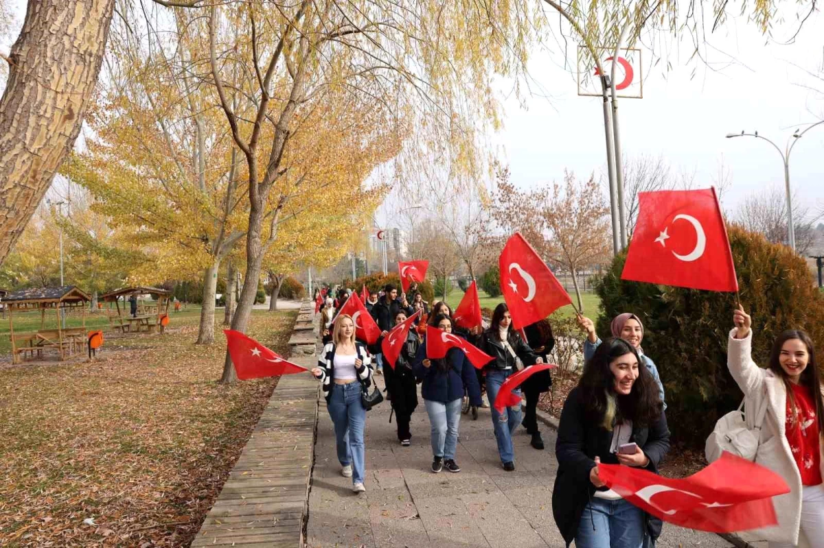 Ankara Hacı Bayramı Veli Üniversitesi öğrencileri nostaljik tramvay ile Gölbaşı\'nda tur attı