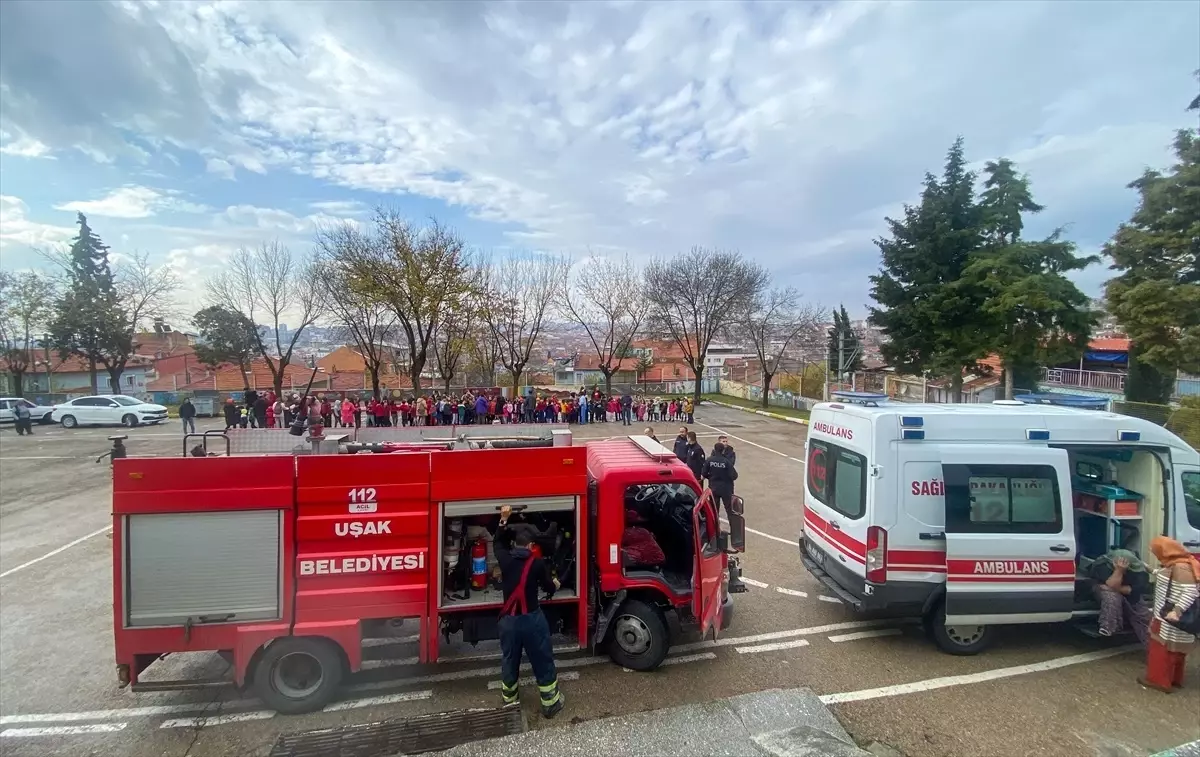 Uşak\'ta okulda çıkan yangın sonucu öğrenciler tahliye edildi