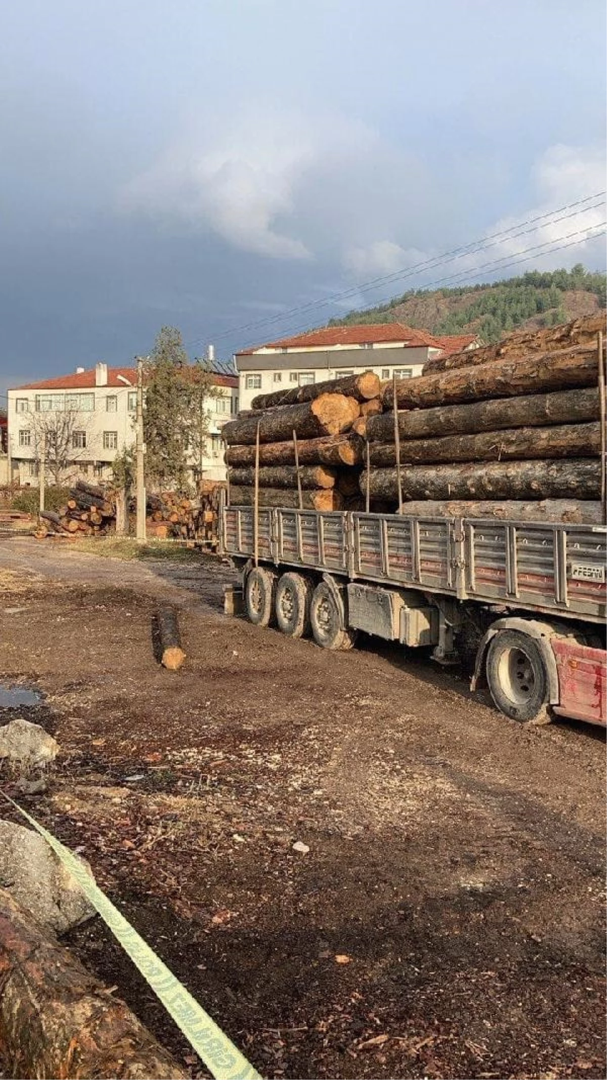 Karabük\'te Tomruk Devrilen Kamyon Sürücüsü Hayatını Kaybetti