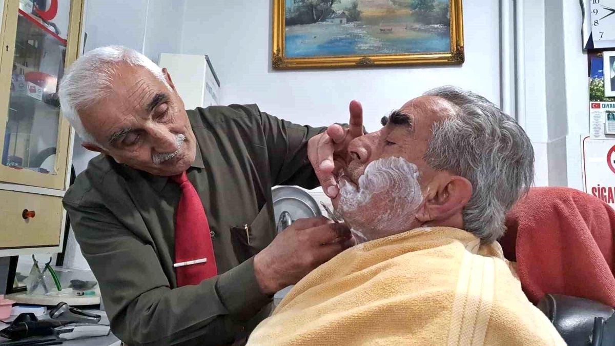 Çorum\'un Sungurlu ilçesinde 60 yıldır berberlik yapan yaşlı dostlar