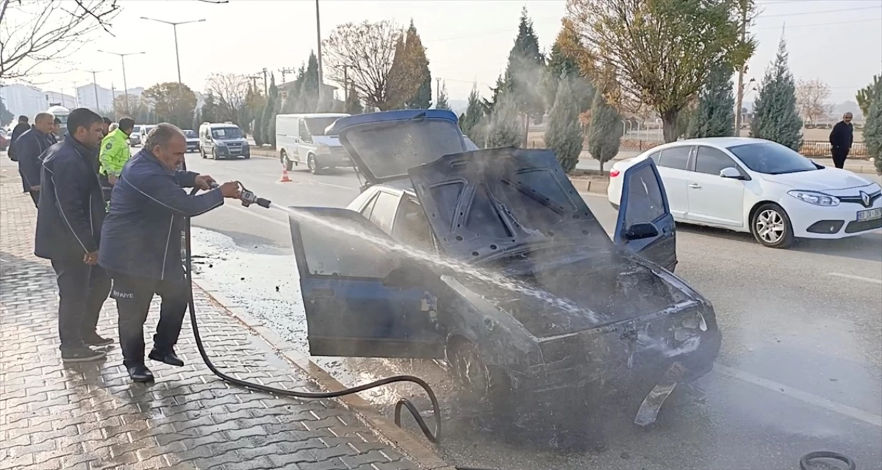 Yozgat\'ta seyir halindeki otomobil alev aldı