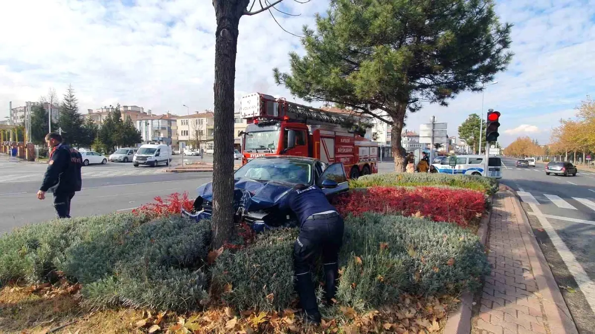 Kayseri\'de refüjdeki ağaca çarpan otomobilde maddi hasar