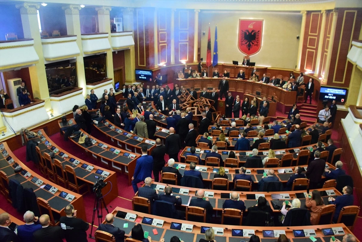 Arnavutluk Meclisi\'nde muhalefet milletvekilleri oturumu engellemek için sis bombası ve maytap attı