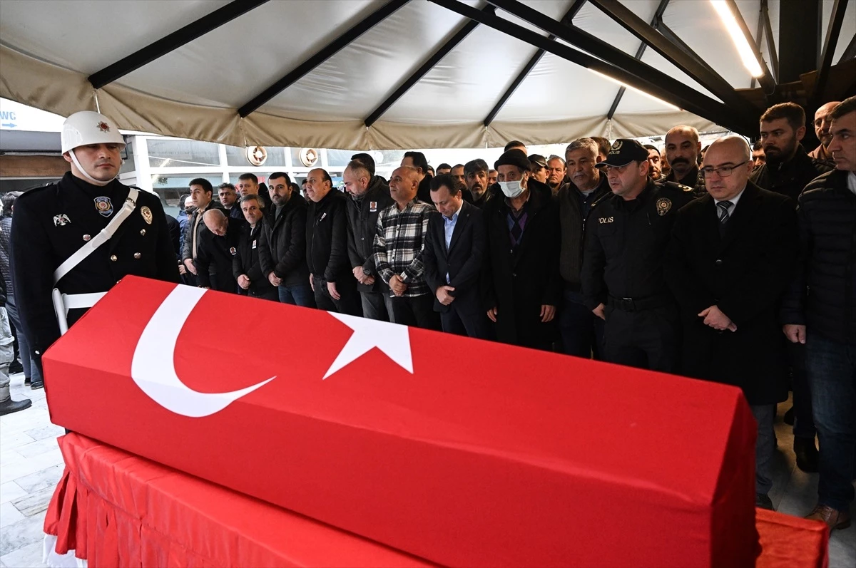 Ataşehir\'de beyin kanaması sonucu hayatını kaybeden polis memuru Cebrail Narin\'in cenazesi defnedildi