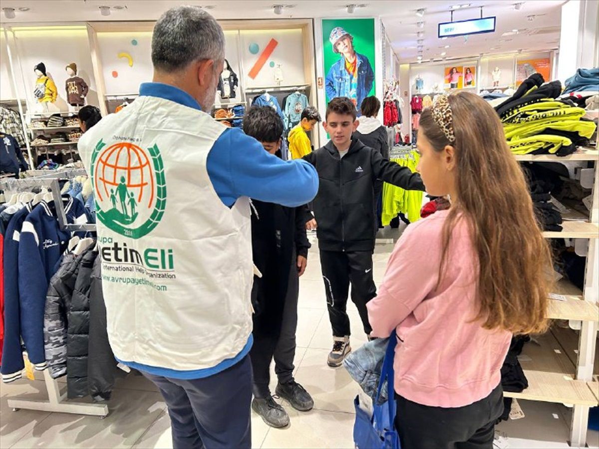 Avrupa Yetim Eli Derneği, İskenderun\'daki depremzedelere kıyafet yardımı yaptı