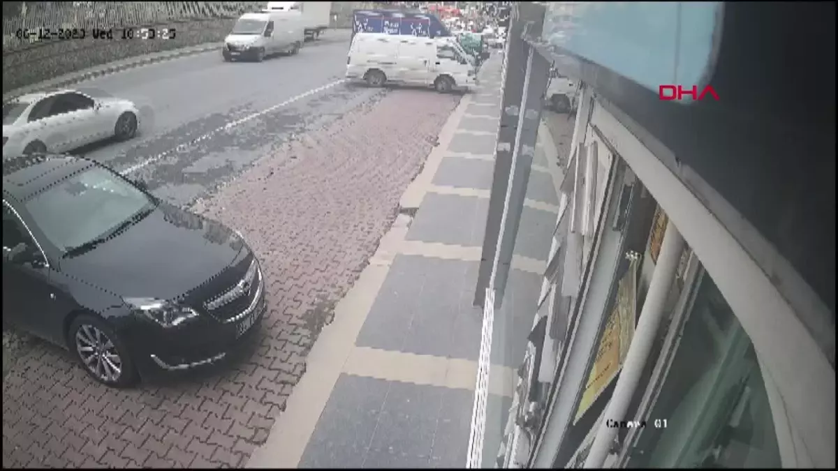 Başakşehir\'de trafik kazası: Otomobil kamyonete çarptı, 2 motosiklet zarar gördü