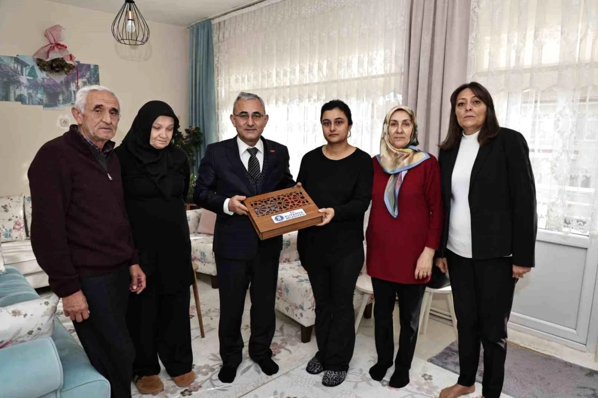 Kütahya Belediye Başkanı Alim Işık, polis memurunun ailesine taziye ziyaretinde bulundu