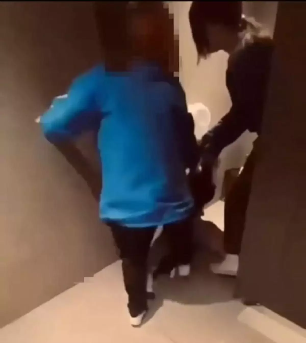 Restoranın tuvaletine götürdükleri genç kızı darbedip bir de o anları kayda aldılar