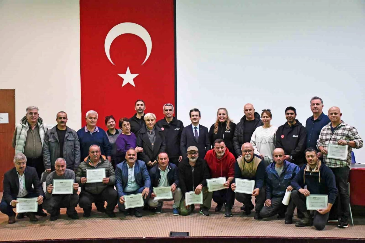 İzmir Valiliği, Çeşme\'deki muhtarlara AFAD Gönüllüsü Eğitim Programı düzenledi