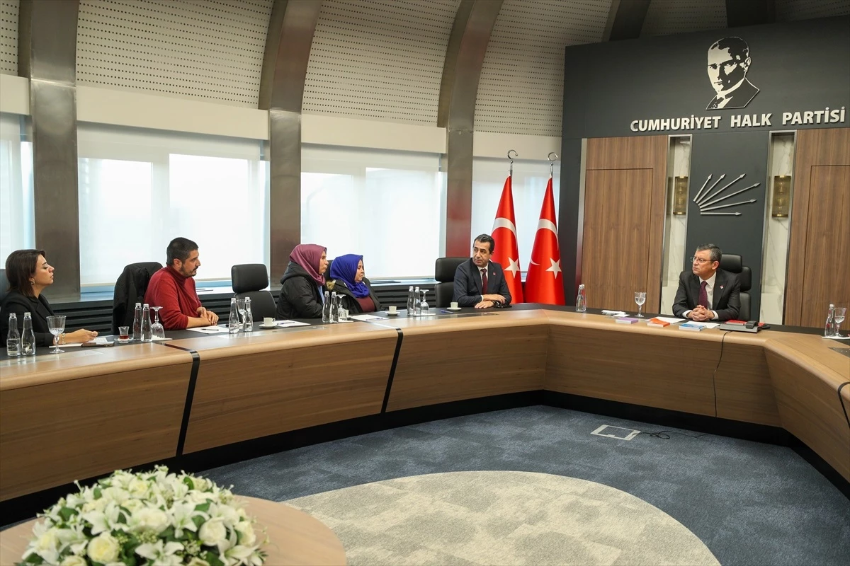 CHP Genel Başkanı Özgür Özel, işten çıkarılan sendika üyelerini kabul etti