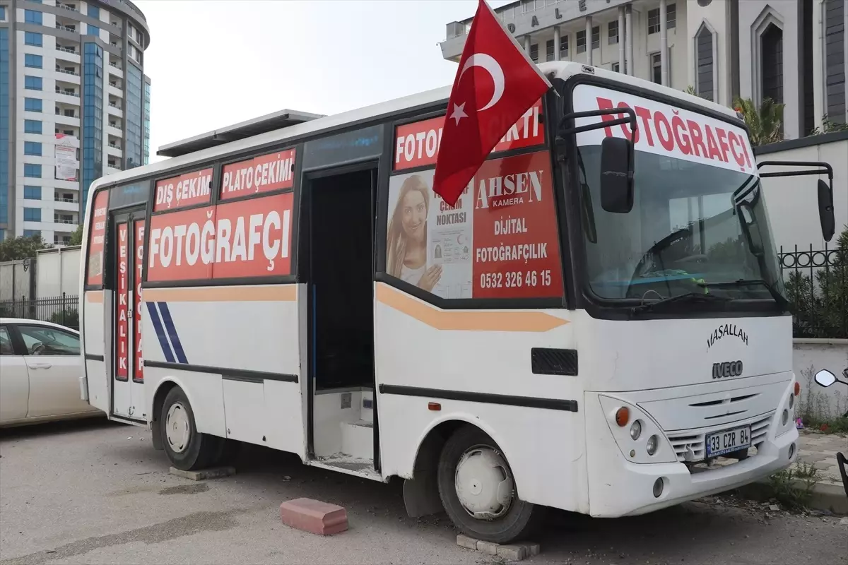 Depremde yıkılan fotoğrafçı, stüdyoya dönüştürdüğü midibüste hizmet veriyor