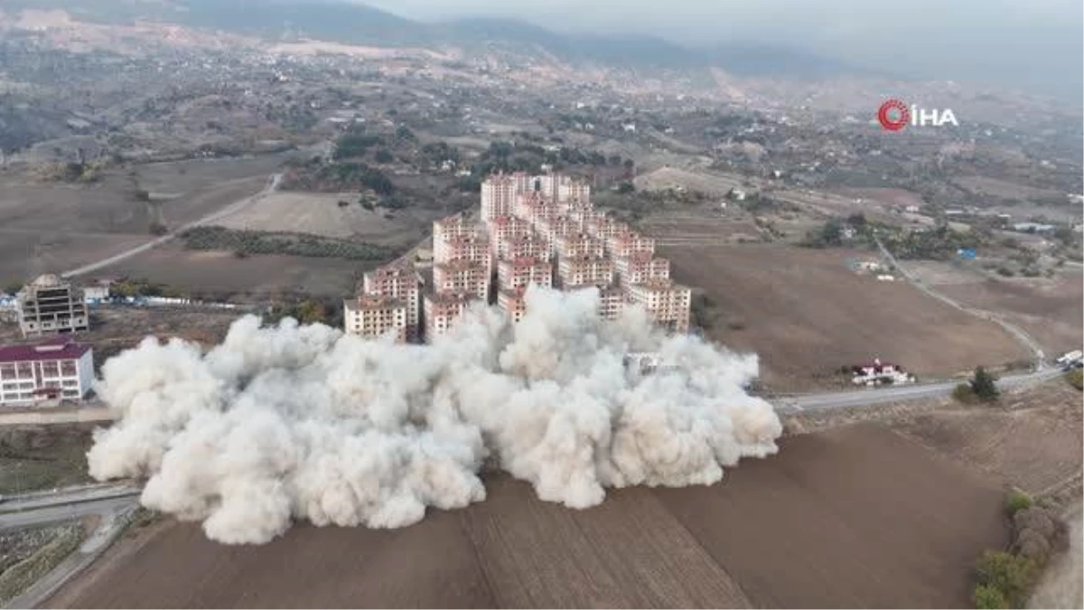 Kahramanmaraş\'ta deprem sonrası binalar patlatılarak yıkıldı