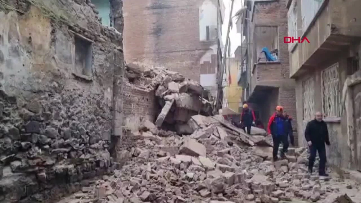 Diyarbakır\'da metruk bina çöktü