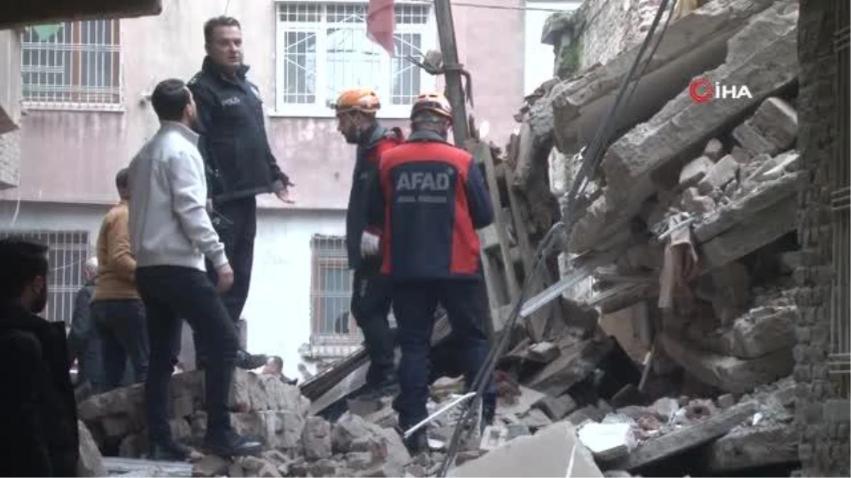 Diyarbakır Sur ilçesinde depremde hasar gören bina çöktü