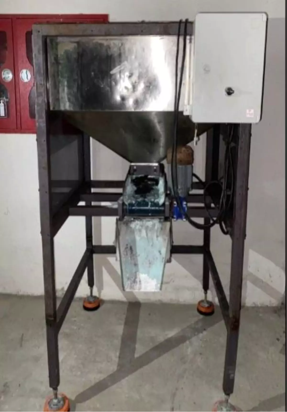 Edirne\'de Kaçak İmalathanede Sahte Sıvı Deterjan Operasyonu