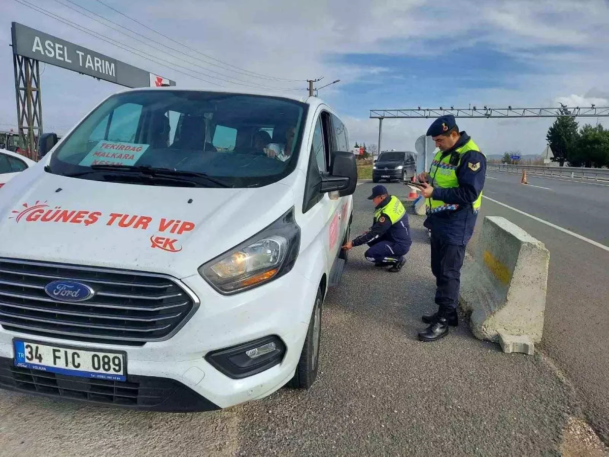 Edirne\'de jandarma ekipleri yük taşımacılığı yapan araçlara denetim gerçekleştirdi