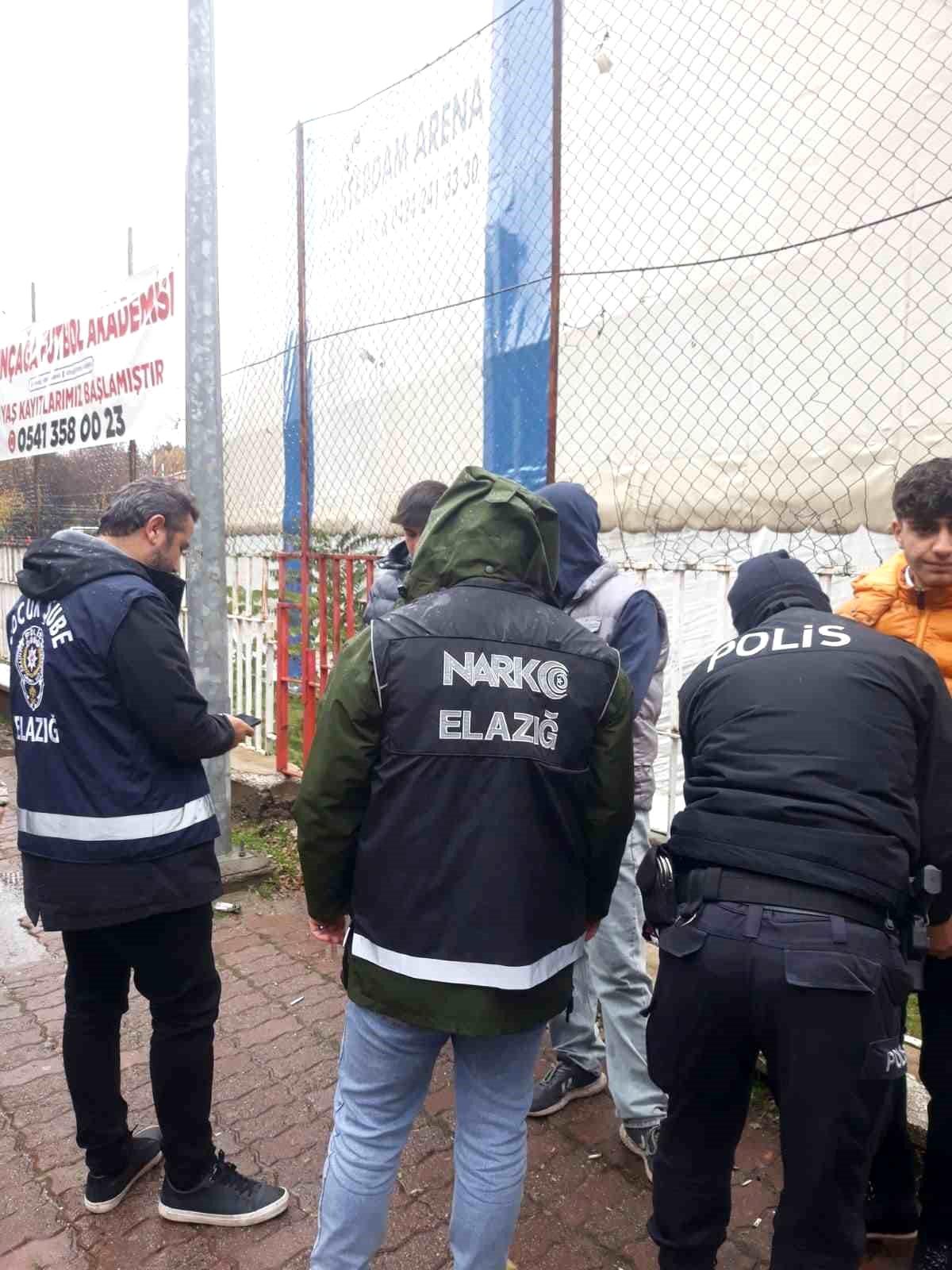 Elazığ polisi okul önlerinde kuş uçurtmuyor