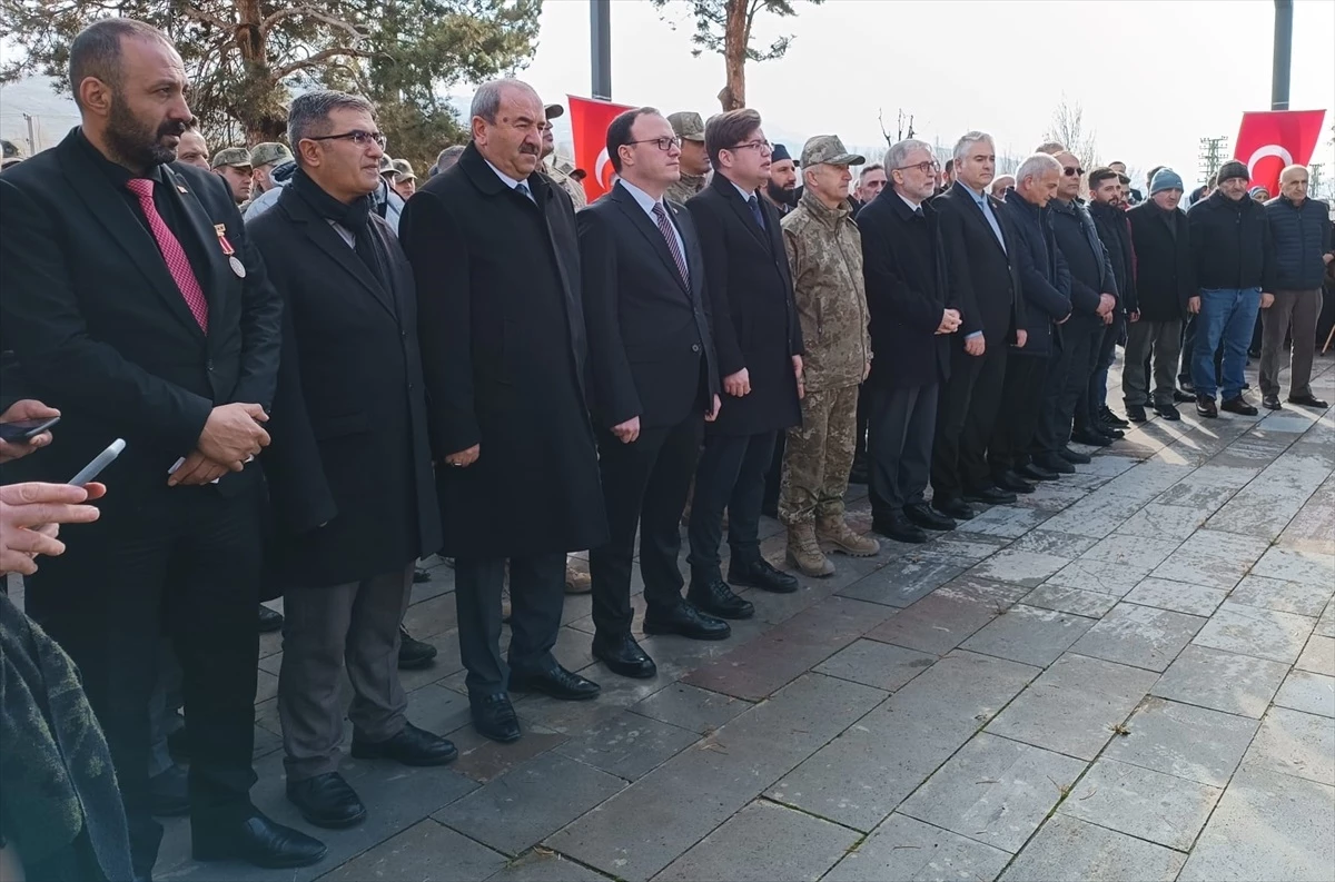 Erzurum\'da 57 yıl önce yangında şehit olan 65 asker mezarları başında anıldı
