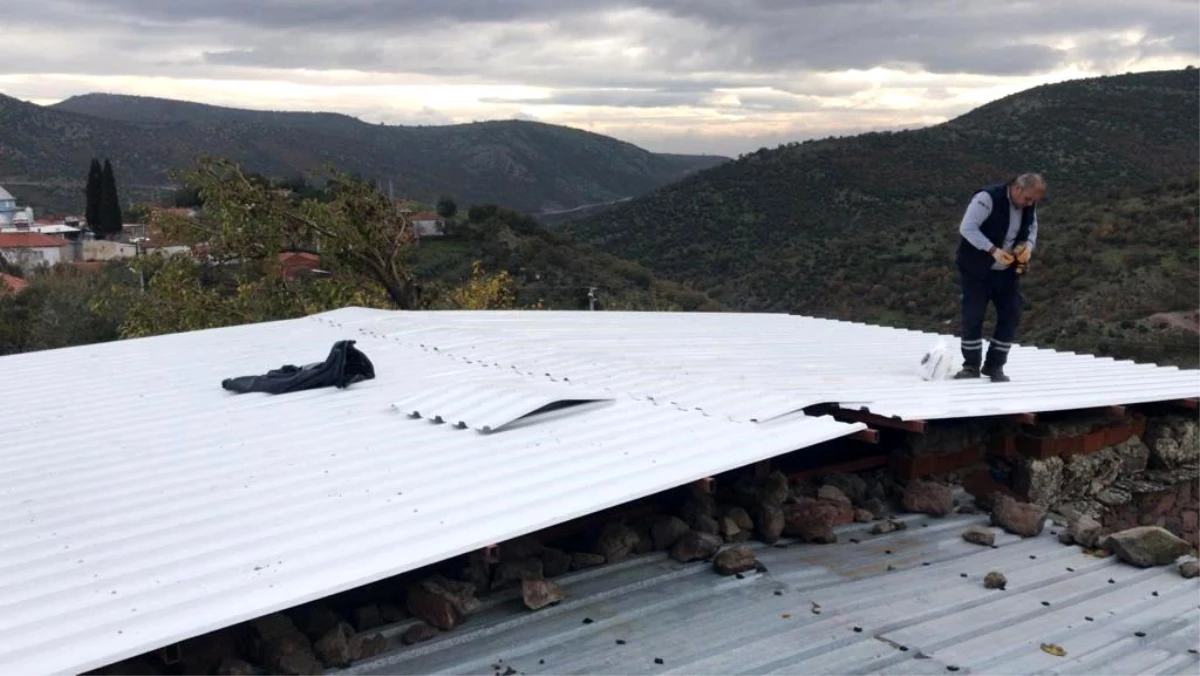 Yunusemre Belediyesi, çatısı zarar gören ailenin mağduriyetini giderdi