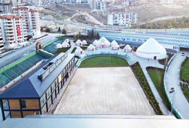 Gençler, Şahinbey Belediyesi Geleneksel Sporlar Merkezinde ata sporlarını öğreniyor