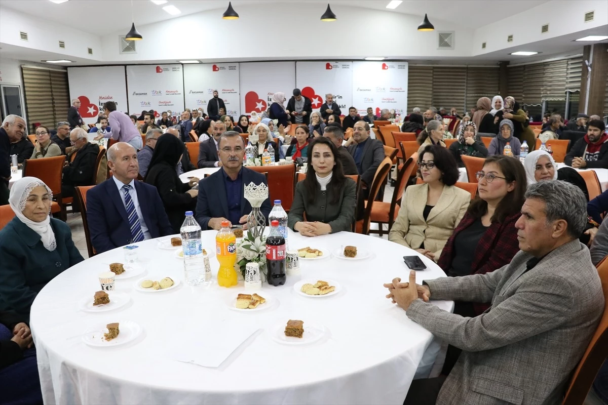 HEDEP Eş Genel Başkanı Tulay Hatımoğulları Oruç, İzmir\'de partisinin düzenlediği \'Halk Buluşması\'na katıldı