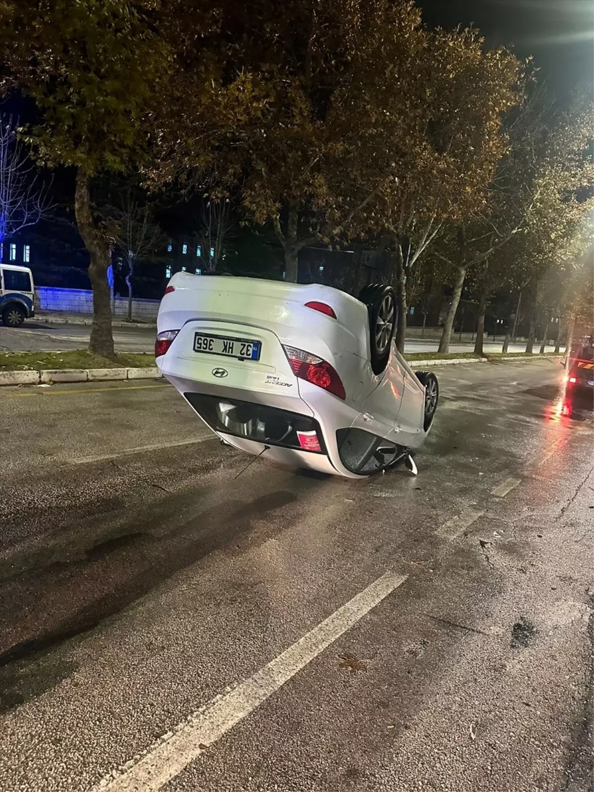 Isparta\'da elektrik panosuna çarparak devrilen otomobilin sürücüsü yaralandı