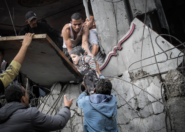 İsrail ordusu Gazze Şeridi'nde 700 Filistinliyi alıkoydu