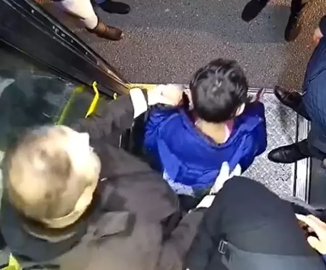 İstanbul Küçükçekmece'de bir aile çocuğunu otobüste unuttu İstanbul Küçükçekmece'de bir aile çocuğunu otobüste unuttu