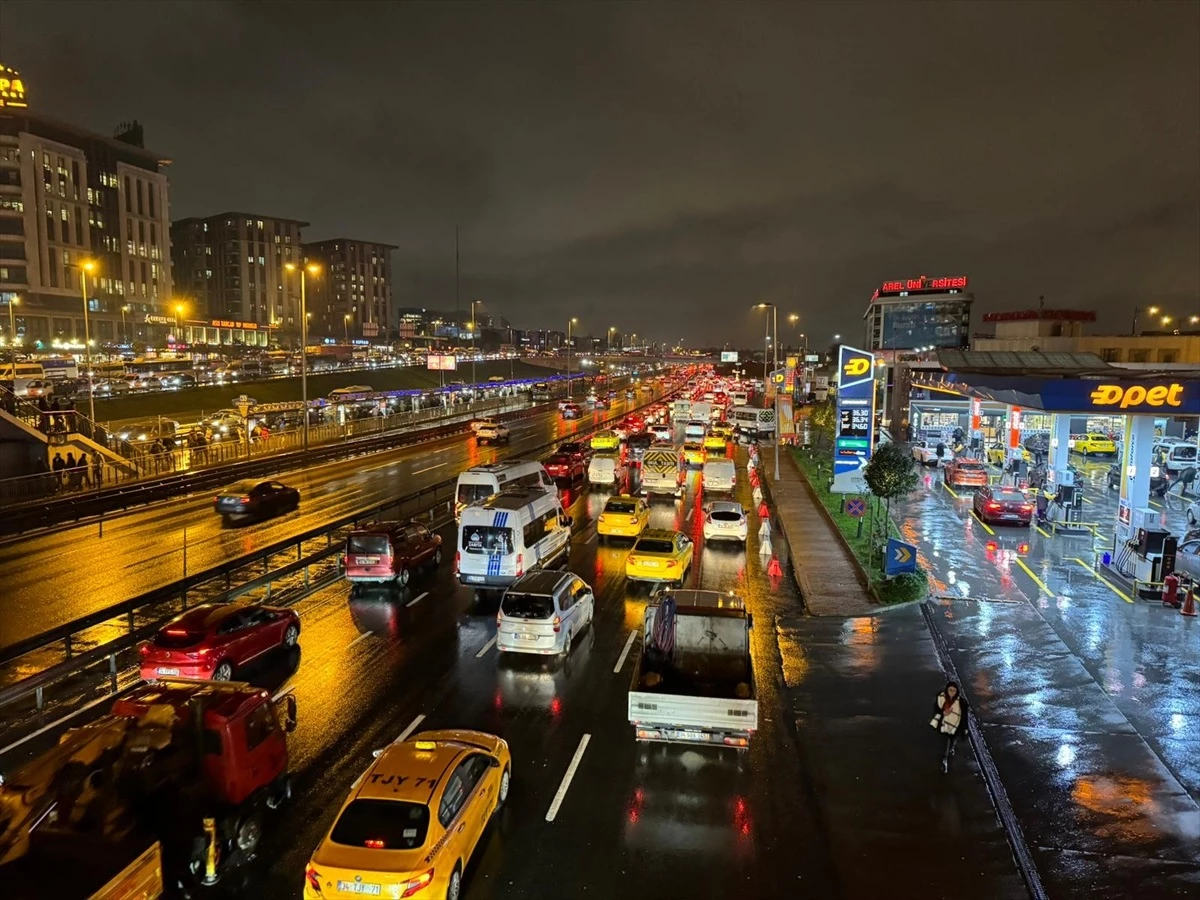 İstanbul\'da trafik yoğunluğu akşam saatlerinde yüzde 89 oldu