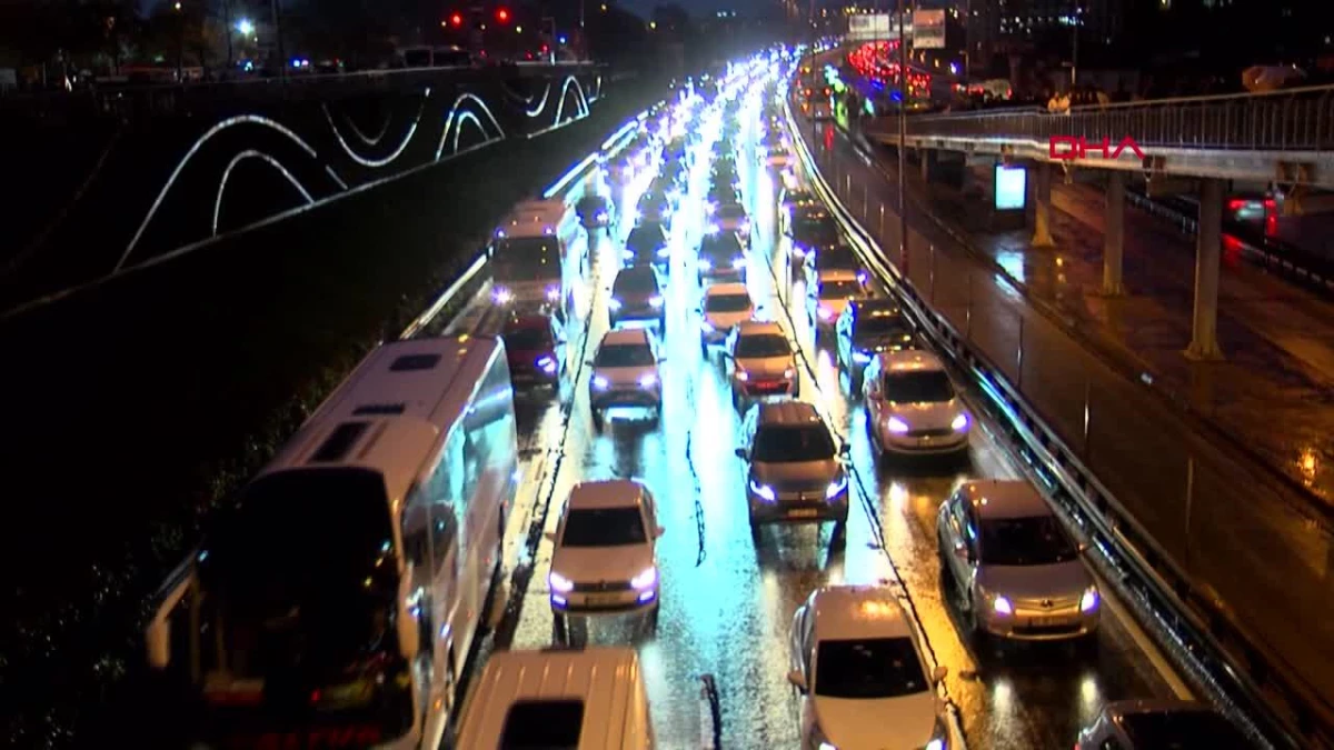 İstanbul\'da yağışlı hava nedeniyle trafik durma noktasına geldi