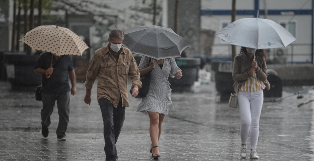 İstanbul Valiliği saat vererek uyardı: Gece saatlerinden itibaren kuvvetli sağanak yağış etkili olacak