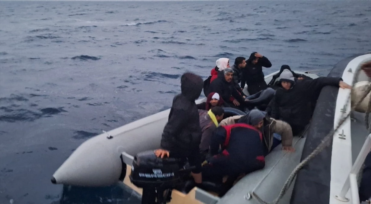 İzmir Karaburun\'da Yunanistan tarafından itilen 18 düzensiz göçmen kurtarıldı
