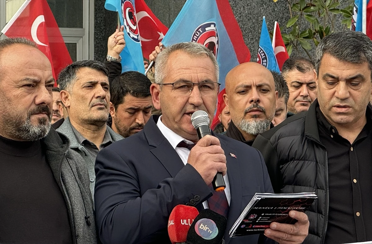 Türk Metal Sendikası Üyeleri MESS İzmir Temsilciliği Önüne Siyah Çelenk Bıraktı
