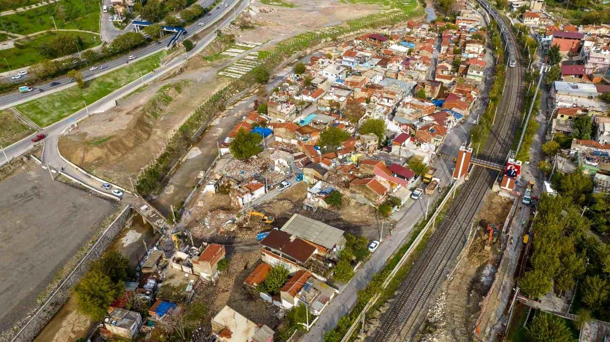 İzmir\'in kanayan yarası Yeşildere\'de yıkım başladı